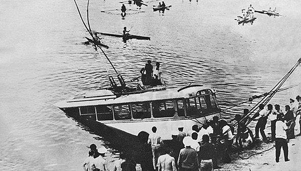 Tereddüt etmeden göle dalan Karapetyan, ayakları ile otobüsün arka camını kırar ve yaklaşık 20 dakika içerisinde 35-40 ar saniyelik periyodlarla 10 metreye dalış yaparak 30'a yakın yolcuyu çıkarır. Ancak 20 yolcu hayatta kalabilmiştir.