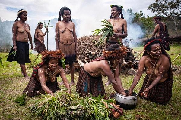Her yıl yapılan festival geleneksel dansları ve Papua müziğini içeriyor. Ayrıca hintkamışı mızraklar fırlatılıyor ve domuz pişirilerek geleneksel festival yemeği hazırlanıyor.