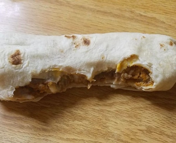 2. А кто вообще сказал, что бурито можно есть только вертикально?