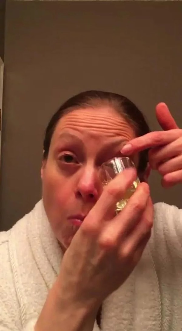 7. ...промывает глаза.