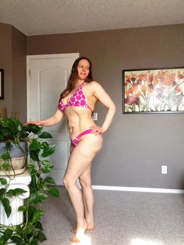 9. Каждое утро она мочится в стакан, выпивает из него половину, а остальное распределяет на день.