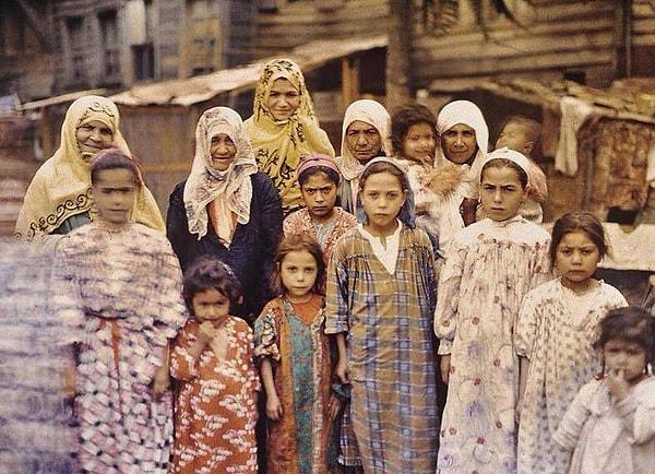 25. Mahalle sakinleri, Albert Kahn'ın renkli çekim yapan fotoğrafçısına poz vermiş. (İstanbul, 1913)