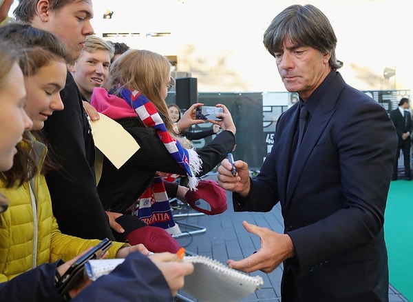 Йоахим Лев в процессе раздачи автографов.