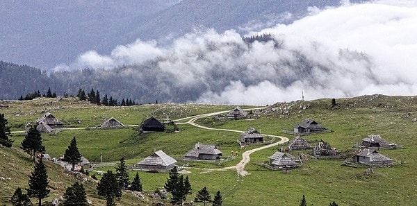 3. Переночуйте в деревянной хижине на Великой Планине