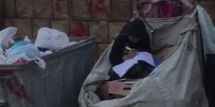 Atık Toplama Arabasının İçinde Elinde Kitap ve Kalemle Babasını Bekleyen Çocuk