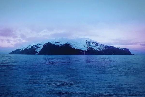 Birçok ülke hak iddia etse de, Afrika ile Antarktika’nın tam ortasında bulunan, üzerine canlı yaşamayan, buzla kaplı “dünya üzerindeki en ıssız kara parçası” olarak bilinen Bouvet Adası Norveç’e aittir.