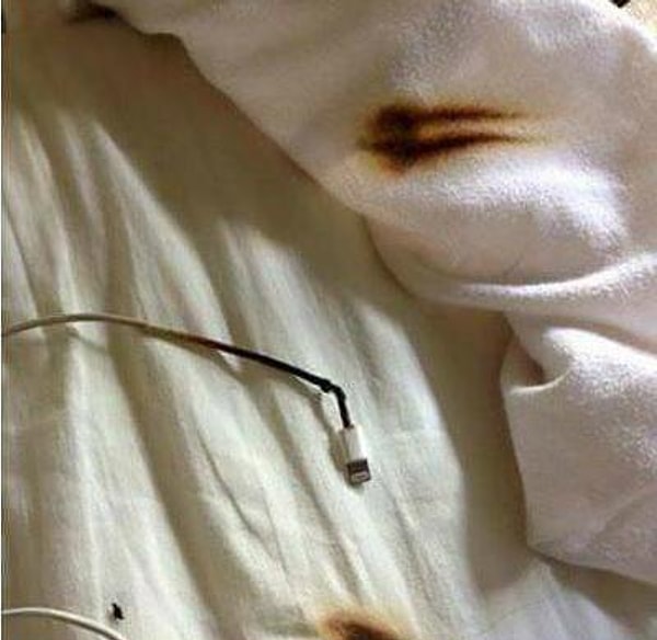 Ведь зарядка телефона под подушкой может стать причиной серьезного пожара.