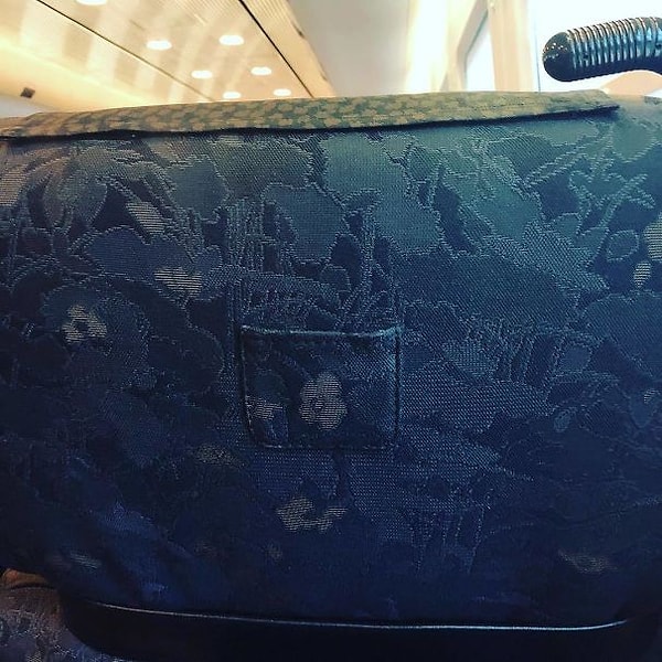 10. В поездах у каждого сидения есть маленький кармашек, куда вы можете положить билет. Тогда контролер не станет вас будить.