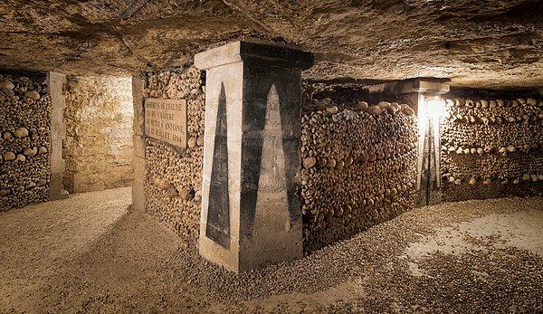 Paris'teki yeraltı mezarları ayak bastığımız yüzeyin yaklaşık 20 metre derinlerinde.