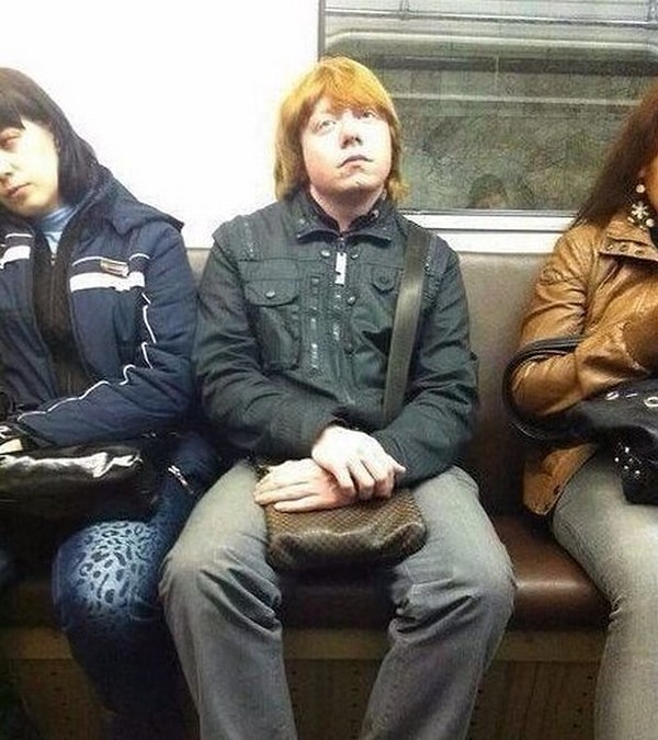 13. Уизли в метро. Вечно их тянет к маглам.