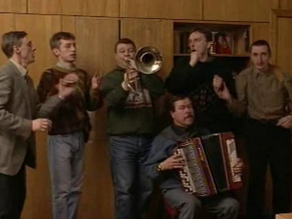 5. Какую известную песню исполняла "объединенная группа уголовного розыска" для проверяющего из главного управления?