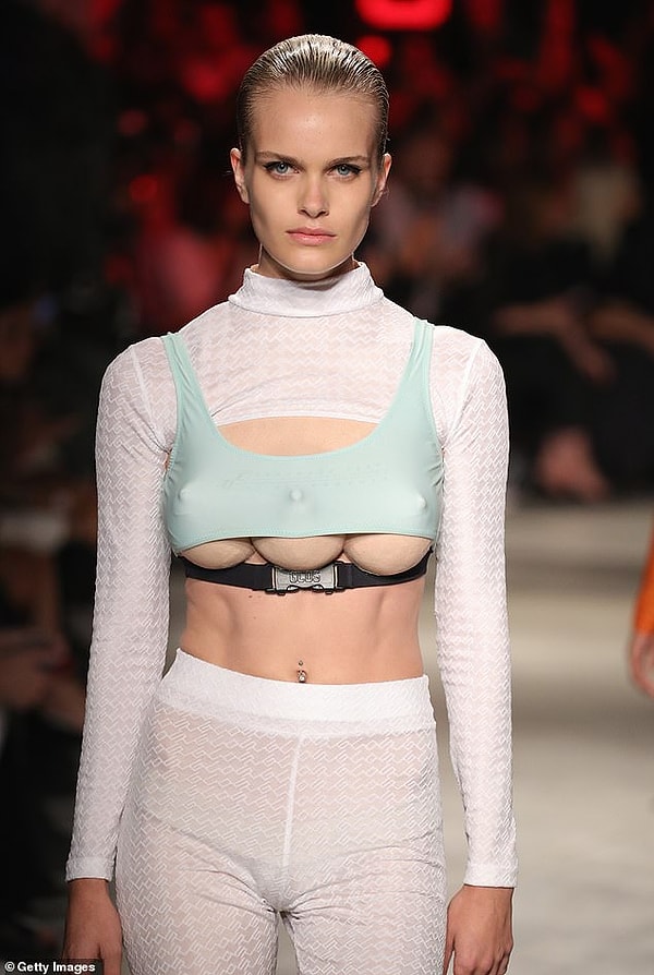 Модели с тройным бюстом вышли на подиум на Неделе моды в Милане!