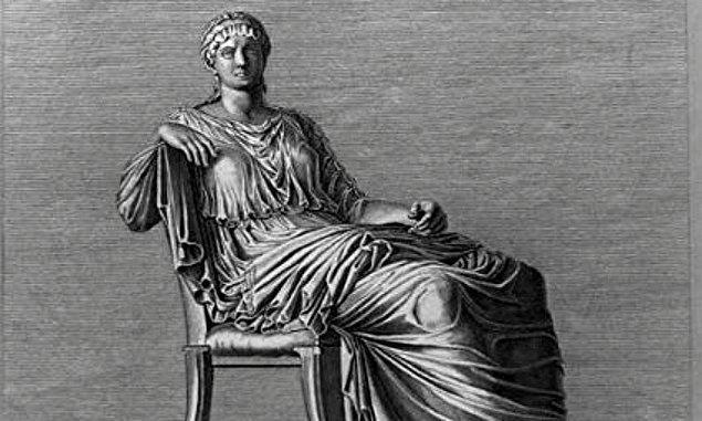 Agrippina, kardeşi Caligula'dan sonra imparator olan amcası Claudius’la evlenip yeni Roma imparatoriçesi oldu.