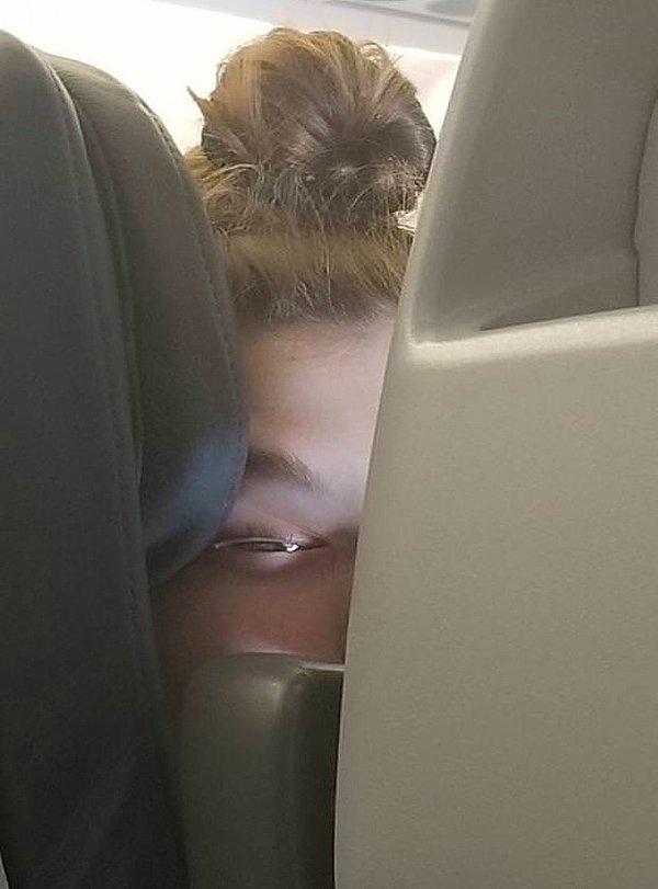 1. "Uçakta önümde oturan kız böyle uyuyordu."