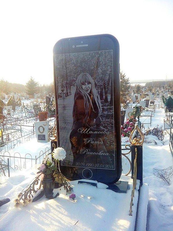 Raporlara göre, mezar taşı Sibiryalı bir şirket tarafından yapıldı.