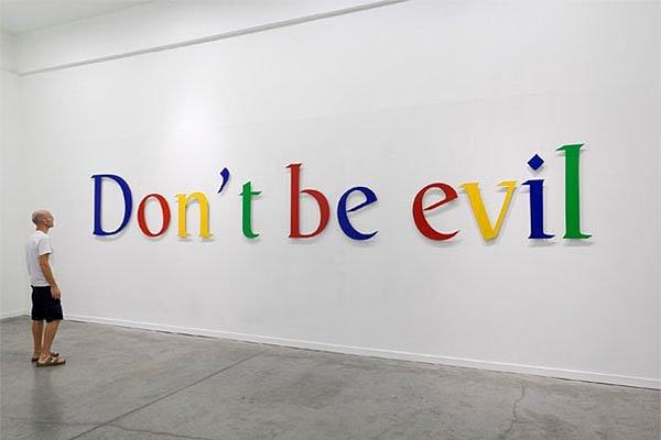 6. Merkez ofisteki bir duvarda Google'ın gayri resmi sloganı yer alıyor. Google mühendisi Amit Patel tarafından bulunan ve Paul Buchheit tarafından desteklenen "Don't be evil" (kötü olma)!