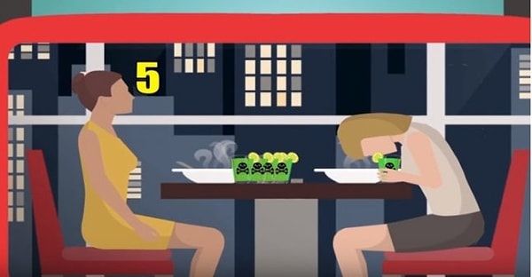 4. Две девушки решают поужинать в ресторане. Пока они ждут, когда им принесут блюда, решают выпить напитки со льдом. Первая девушка очень быстро выпивает 4 стакана, а вторая за это время медленно успевает опустошить только один. Но что странно, последняя сразу же умирает, а первая еще жива. Догадались, почему?