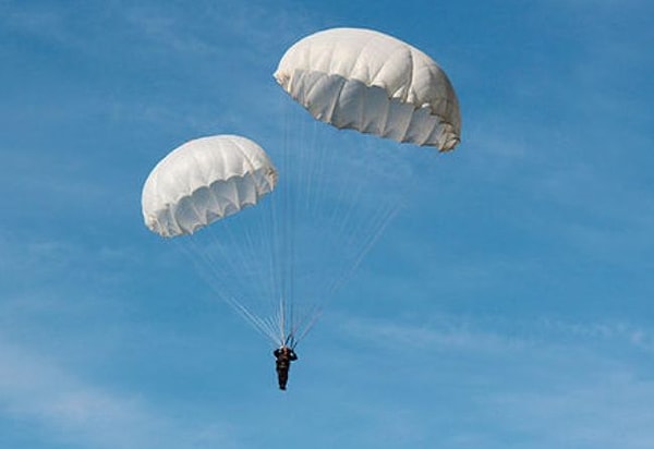 7. Мужчина захватил самолет и приказал пилоту лететь в аэропорт и передать его требования: предоставить ему 10 млн долларов и 2 парашюта. После того, как преступник получил то, что требовал, он приказал пилоту вновь поднять в небо, взял деньги и спрыгнул с парашютом, а второй оставил на борту. Догадались, для чего он ему был нужен?