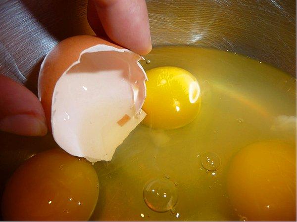 9. Tavadaki yumurta parçalarını almak için yumurta kabuğunu kullanmak: