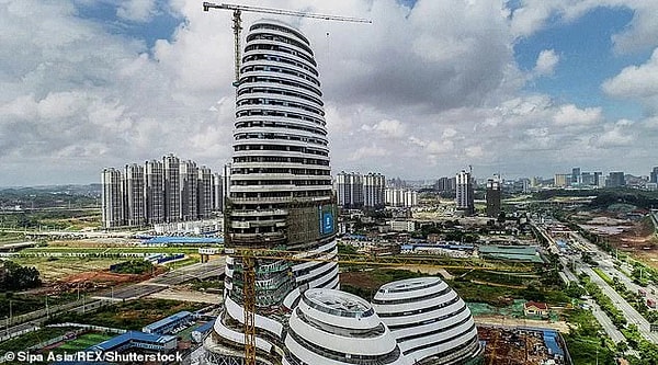 1. Небоскреб медиацентра, расположенный в Гуанси, Китай, имеет ну очень впечатляющую архитектуру.