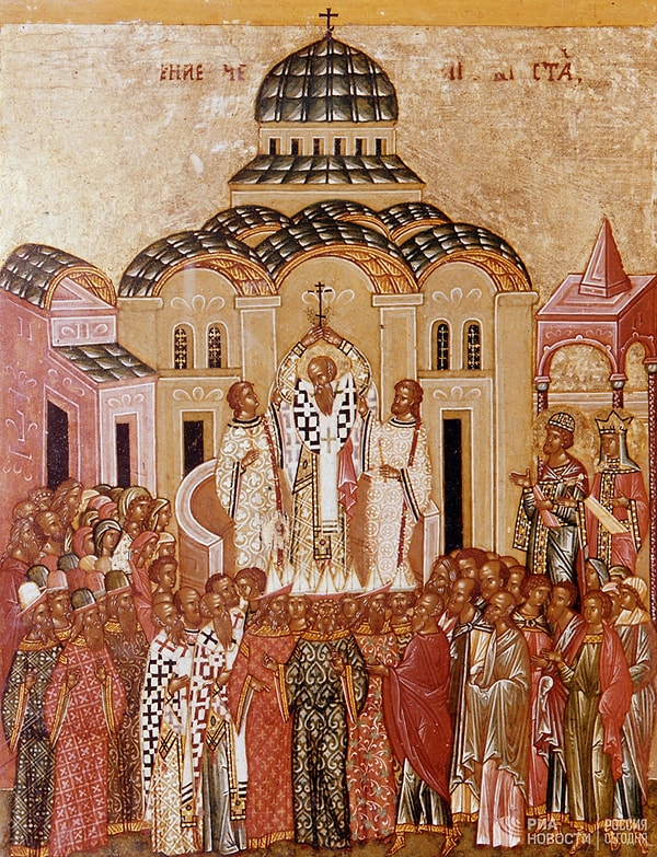 3. Воздвижением этот праздник называется потому, что крест поднимали на возвышение, чтобы все верующие могли увидеть его и помолиться.