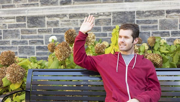 7. Ты когда-нибудь махал кому-то рукой, ошибочно думая, что он машет тебе?