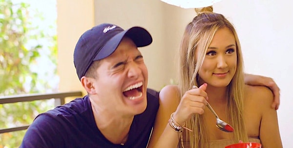 12. Ты когда-нибудь смеялся со своей же шутки и оказывался единственным, кому она показалась смешной?