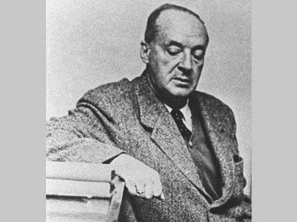 5. "Детство, о котором он никогда прежде не думал, отстраняя его с лёгким содроганием, чтобы не найти в нём дремлющих ужасов, унизительных обид, оказывалось ныне удивительно безопасным местом, где можно было совершить приятные, не лишённые пронзительной прелести экскурсии..."
