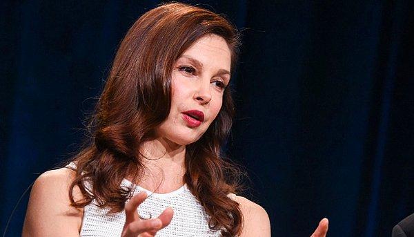 Cinsel tacize uğrayan ve Twitter'da ilk yaşadığı zamanda anlatmama nedenini açıklayan kadınlardan bir tanesi de oyuncu Ashley Judd.