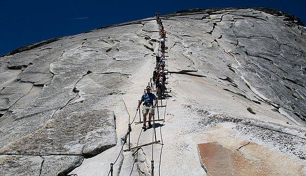 14. Yosemite Milli Parkı'ndaki zirveye ulaşmak için, bir kısmı teleferik ile bir kısmı ise yürüyerek geçilen 15 km'lik bir yol var.