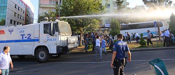 Osmanlı ve Eyyübiye mahallelerinde polis, biber gazı ve tazyikli suyla müdahalede bulundu.