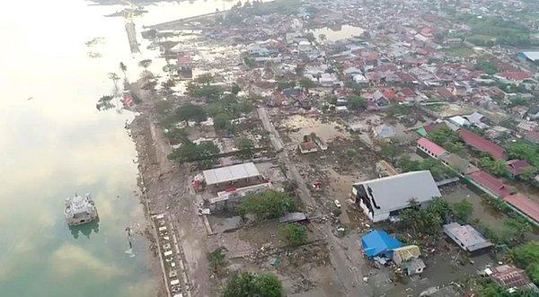 Reuters ise tsunami dalgalarının Palu sahiline vurduğunda sahilde festival için toplanan yüzlerce insanların olduğunu, can kaybının artmasında bunun etkisi olduğunu aktardı.