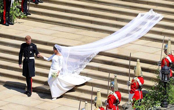 Fakat düğün için kraliyet ailesi tarafından harcanan paranın hiçbir kısmı Meghan'ın elbisesine gitmedi. Çünkü Meghan kendi elbisesine kendisi 390,000 euro ödedi.