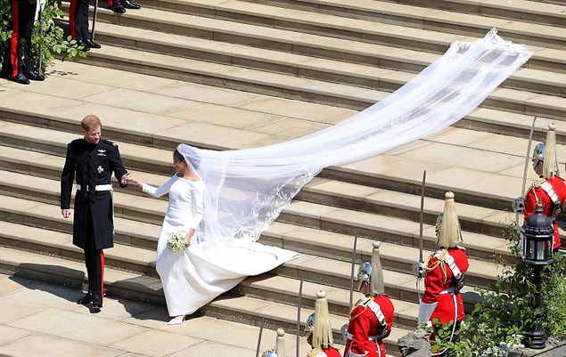 Fakat düğün için kraliyet ailesi tarafından harcanan paranın hiçbir kısmı Meghan'ın elbisesine gitmedi. Çünkü Meghan kendi elbisesine kendisi 390,000 euro ödedi.