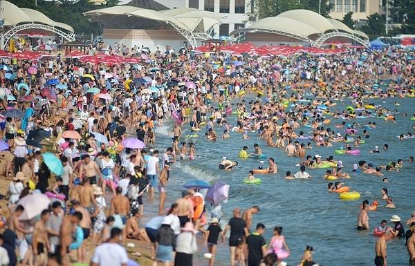 1. Eminiz ki herkes Çin'in kalabalık nüfusunu biliyordur. Aşağıdaki fotoğraf Çin'de bir tatil destinasyonundan 👇