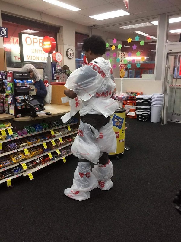 16. "Встретимся в супермаркете. Я буду в костюме пакетика"