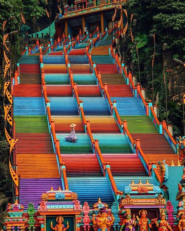 4. Kuala Lumpur'da bir tapınağa doğru yükselen merdivenler... Hatta Malezya'da haberlerde bile adı geçti.