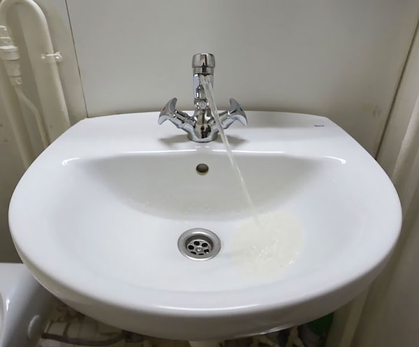 9. Вода в раковине на корабле тоже восстала против гравитации