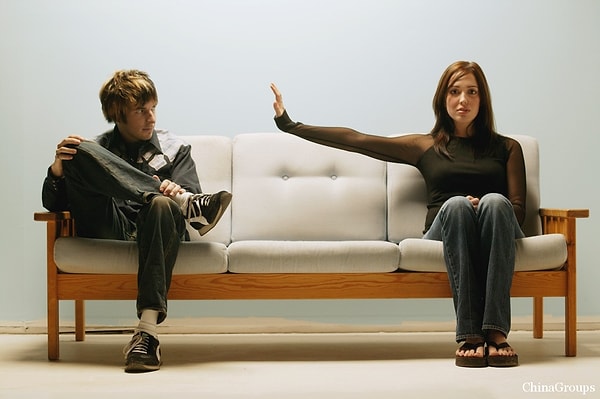 3. Не подходите к мужчине первая. Это касается также звонков и смс