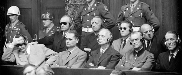 Nihayetinde Hitler, Uluslararası Savaş Mahkemelerine teslim edilir ve yargı süreci başlar.