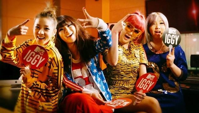 9. 2NE1 grubu, Amerika’daki ilk çıkışını 2011'de gerçekleştirdi. MTV’de IGGY şarkısıyla performans sergileyen grup “En İyi Yeni Sanatçı” ödülünün de sahibi oldu.