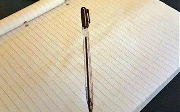 13. Tükenmez kalemle bir tükenmez kalem çizen.