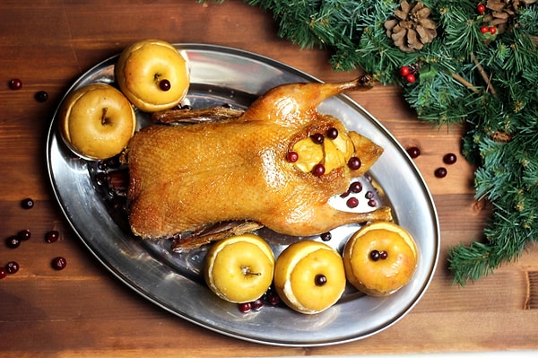 6. Если вы любите утку с яблоками, то, несомненно, угадаете, герои какого фильма также её любили...