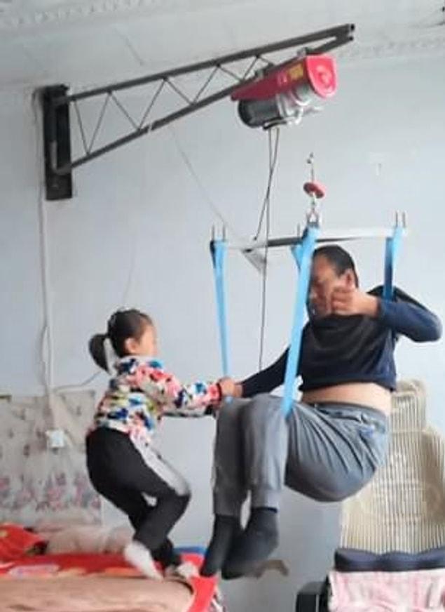 6-year-old Jia Jia wakes up early in the morning and massages her dad Tian Haicheng’s muscles for half an hour.