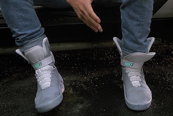 4. Кроссовки на учениках школ СССР воспринимались как...