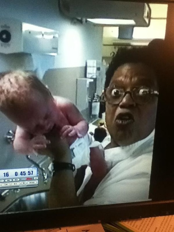 5. "Фото моей подруги с медсестрой в день ее рождения".