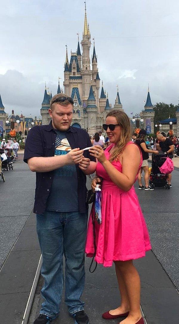 10. ''Eşim bana Disneyland'de evlilik teklifi etmişti, bu yüzden orası bizim için çok özel bir yer. Elbette bu yüzden sürprizi yapmak için onu oraya götürdüm.''