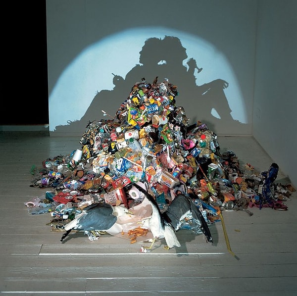 В качестве материала используют мусор, а главная идея заключается в правильном падении света на него