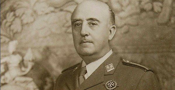 1931'de İspanya'da krallık yıkılarak antimilitarist politikalar izleyen cumhuriyet yönetimi iktidara geldi. Zaragoza Askeri Akademisi kapatıldı.