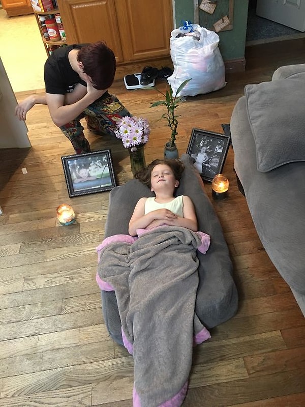 10. "Моя племянница любит играть в докторов. Но ее любимая часть — похороны".